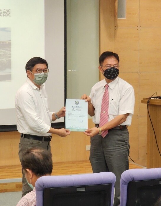 劉鳳錦主任(右)代表頒發感謝狀予微光書旅賴世若創辦人