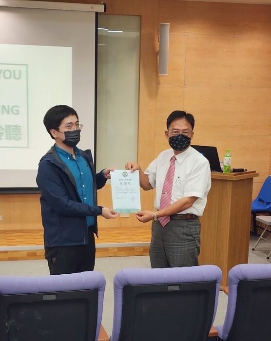 劉鳳錦主任(右)代表頒發感謝狀予台灣尖端先進生技醫藥股份有限公司郭子維專員