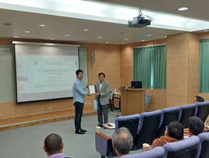 國立聯合大學化學工程學系賴盈宏老師(左)與劉鳳錦主任合照。